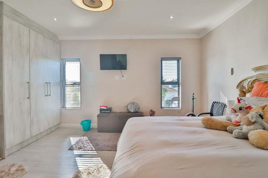 5 Bedroom Property for Sale in Parklands North Western Cape